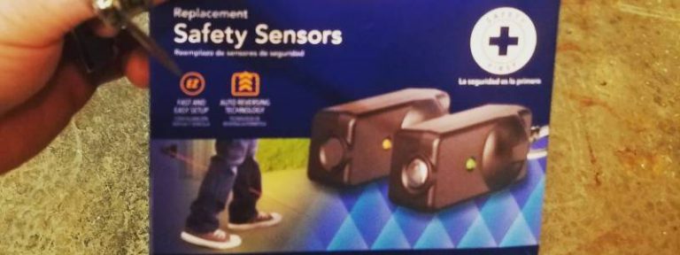 La luz amarilla del sensor de la puerta del garaje tiene problemas