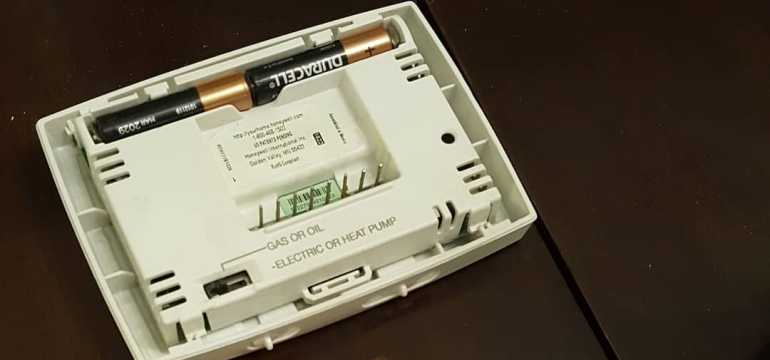 https://cdn.h2ouse.org/wp-content/uploads/thermostat-batteries.jpg